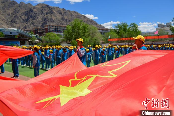 圖為拉薩市堆龍德慶區(qū)堆龍姜昆黃小勇希望小學(xué)學(xué)生在操場入隊儀式。　貢嘎來松 攝