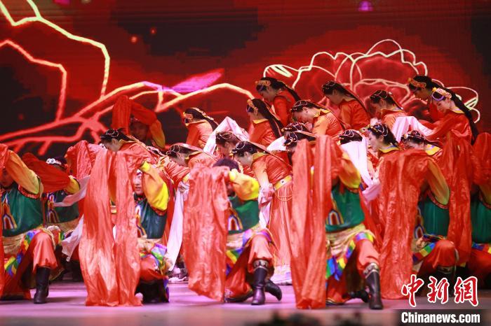 圖為農(nóng)行西藏分行演出現(xiàn)場(chǎng)?！∞r(nóng)行西藏分行 供圖
