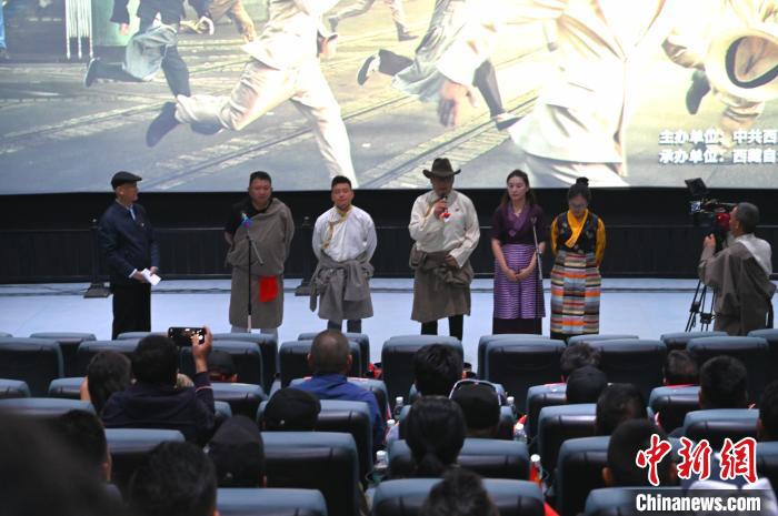 圖為主創(chuàng)人員分享譯制過程。　趙朗 攝