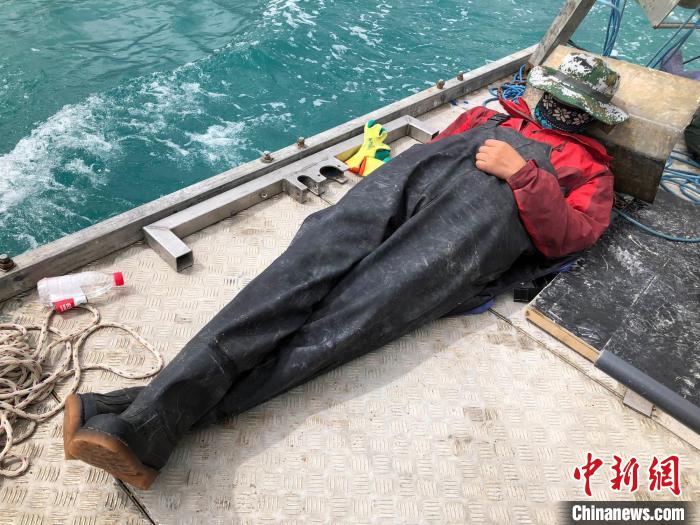科考隊(duì)員在高原湖泊的鉆探平臺(tái)上累了臨時(shí)就地休息?！?lt;a target='_blank' ><p  align=