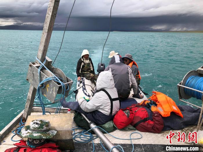 科考隊(duì)員在高原湖泊的鉆探平臺(tái)上累了臨時(shí)就地休息。　<a target='_blank' ><p  align=