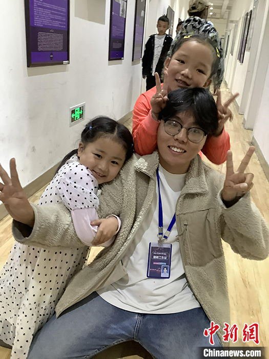 “Z世代”旦真旺加認(rèn)為，拉薩是一座開放與包容的城市，記憶中的拉薩是彩色的。2021年，旦真旺加從浙江大學(xué)漢語言文學(xué)專業(yè)畢業(yè)后，他選擇回到拉薩，成為一名漢語文實(shí)習(xí)助教。圖為8月4日，旦真旺加在課間陪學(xué)生玩耍。 <a target='_blank' ><p  align=