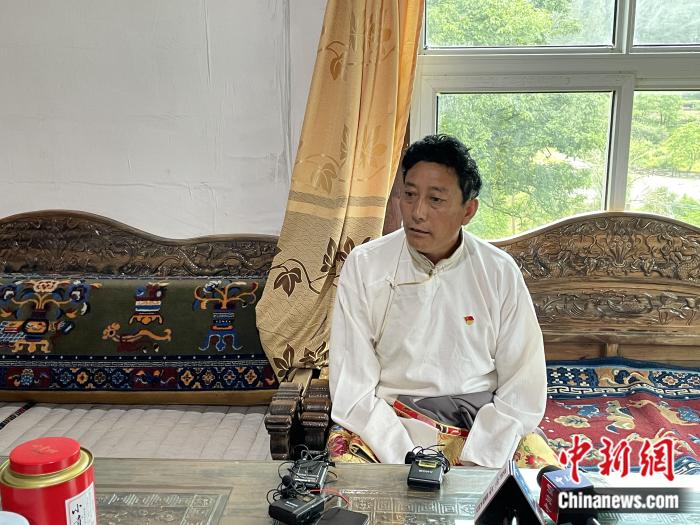巴卡村黨支部書(shū)記、村委會(huì)主任尼瑪次仁。周璟 攝