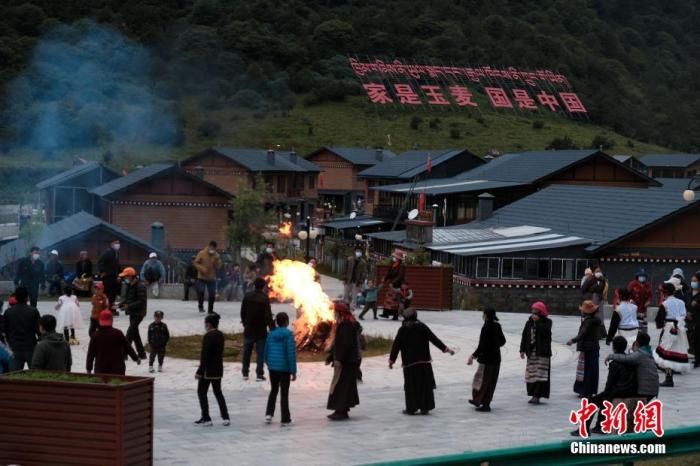 圖為8月5日，玉麥鄉(xiāng)民眾在鄉(xiāng)里跳鍋莊舞，從前的“三人鄉(xiāng)”熱鬧起來(lái)了。 <a target='_blank' ></p><p  align=