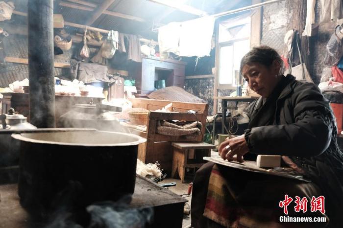 圖為8月6日，60歲的卓嘎在玉麥鄉(xiāng)牧場(chǎng)放牧點(diǎn)制作奶渣。 <a target='_blank' ></p><p  align=