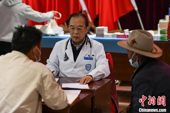 北京大學(xué)人民醫(yī)院心臟中心副主任、博士生導(dǎo)師王偉民為農(nóng)牧民問(wèn)診?！〗w波 攝