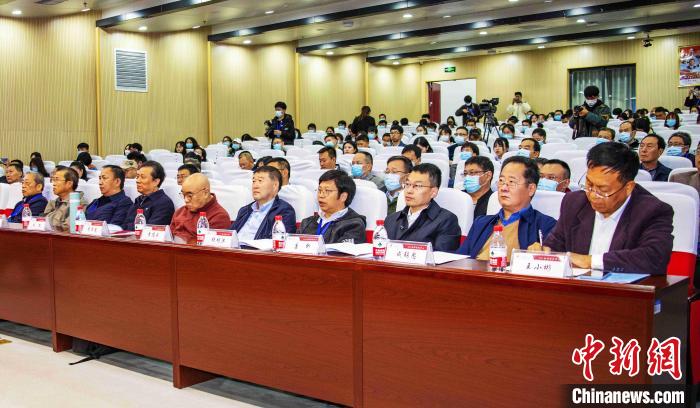 圖為與會(huì)專家學(xué)者聽會(huì)?！钪覍?攝