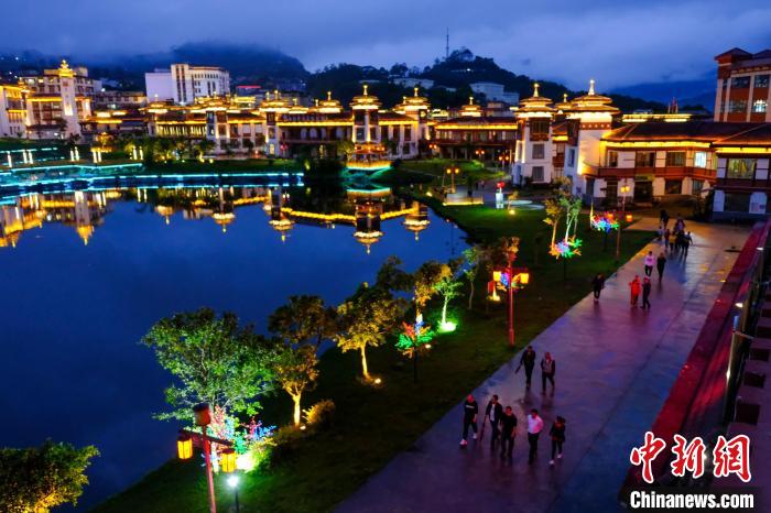 圖為2021年5月18日，西藏自治區(qū)墨脫縣城入夜，昔日的“高原孤島”如今面貌一新?！〗w波 攝