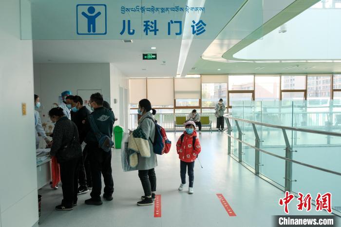 圖為兒科義診接診現(xiàn)場?！〗w波 攝