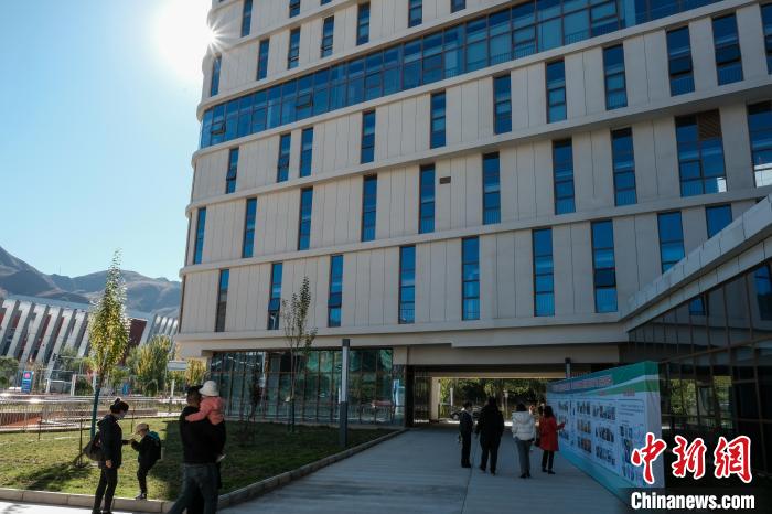 因疫情防控需要，此次義診活動進(jìn)行了人數(shù)限定。圖為西藏民眾帶著孩子到醫(yī)院就診。　江飛波 攝