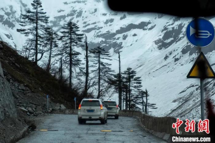 圖為墨脫公路沿線的雪景風(fēng)光。
