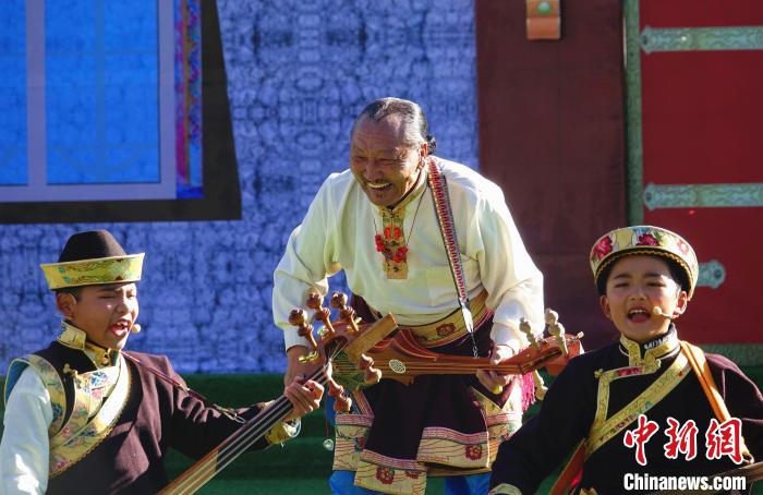 圖為2022工布新年暨響箭文化旅游系列活動(dòng)開(kāi)幕式上的文藝表演。　冉文娟　攝
