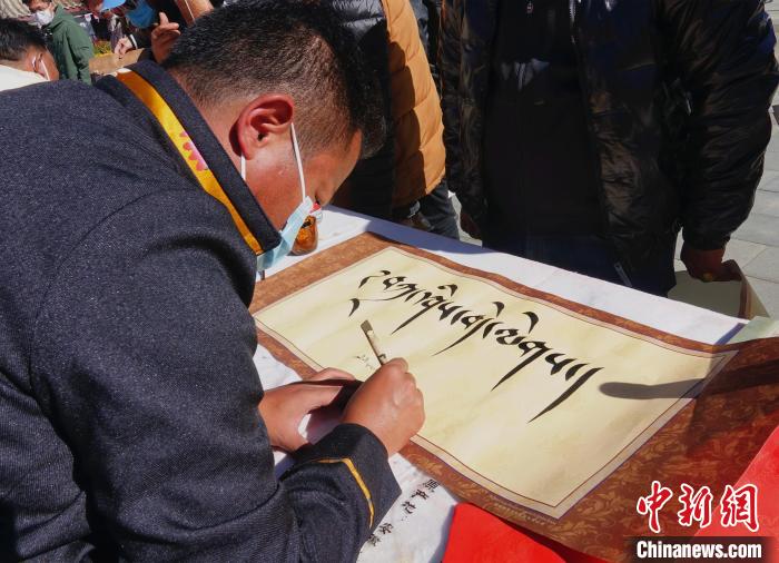 圖為書(shū)法家展示藏文書(shū)法。　冉文娟 攝