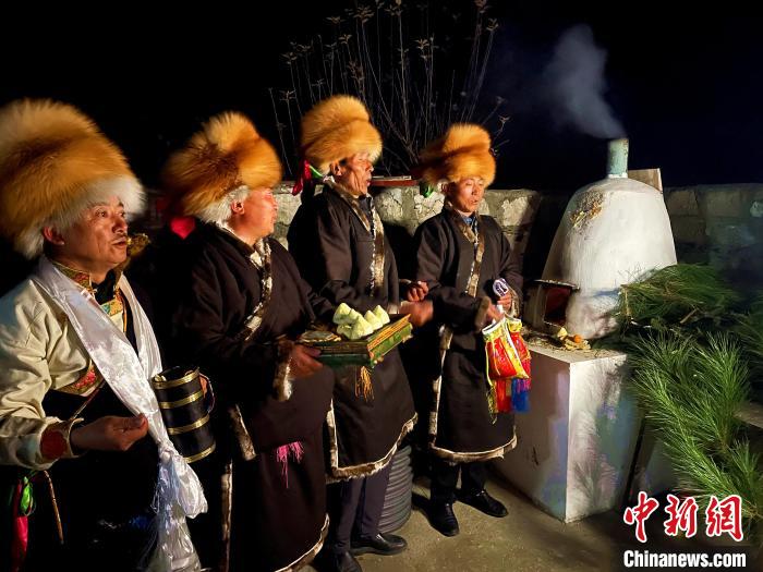 圖為除夕之夜進(jìn)行的驅(qū)鬼儀式?！∪轿木?攝