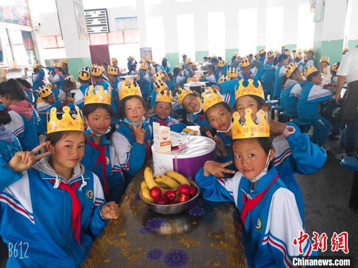 圖為加查縣安繞鎮(zhèn)小學(xué)學(xué)生集體過(guò)六一兒童節(jié)?！“怖@鎮(zhèn)小學(xué)供圖