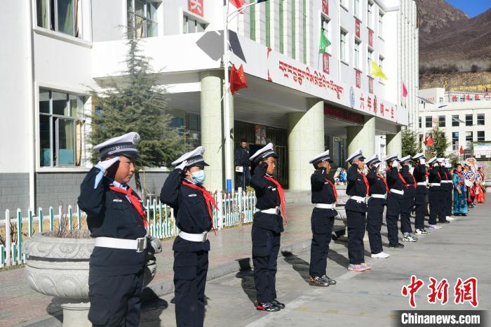圖為加查縣安繞鎮(zhèn)小學(xué)學(xué)生爭(zhēng)當(dāng)“小交警”體驗(yàn)交警工作?！∝暩聛?lái)松 攝