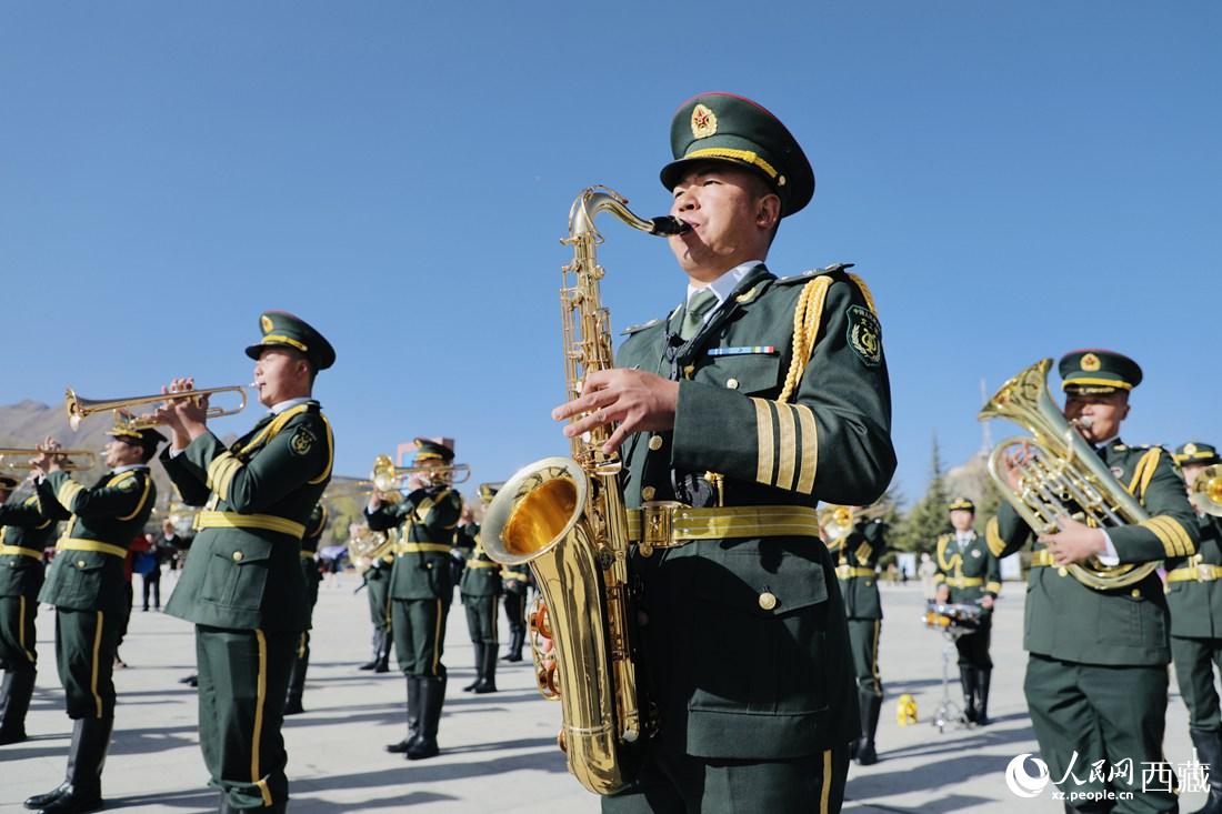 軍區(qū)文工團(tuán)奏響國(guó)歌。人民網(wǎng) 次仁羅布攝
