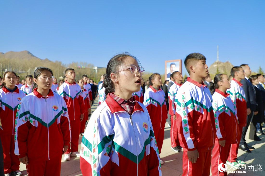 全體奏唱國(guó)歌。人民網(wǎng) 次仁羅布攝