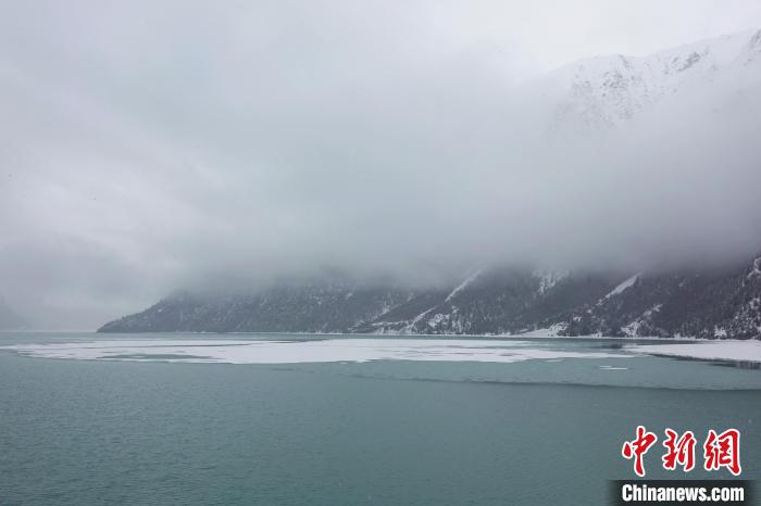 然烏湖春雪飄落?！∪轿木?攝