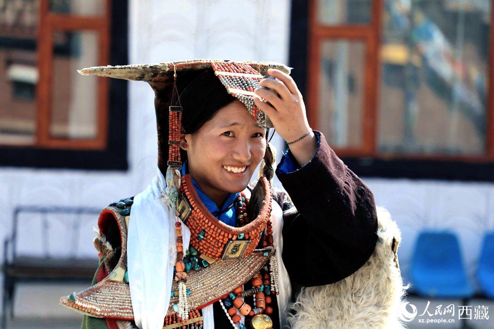 身著“飛天服飾”的普蘭少女。人民網(wǎng) 李海霞攝