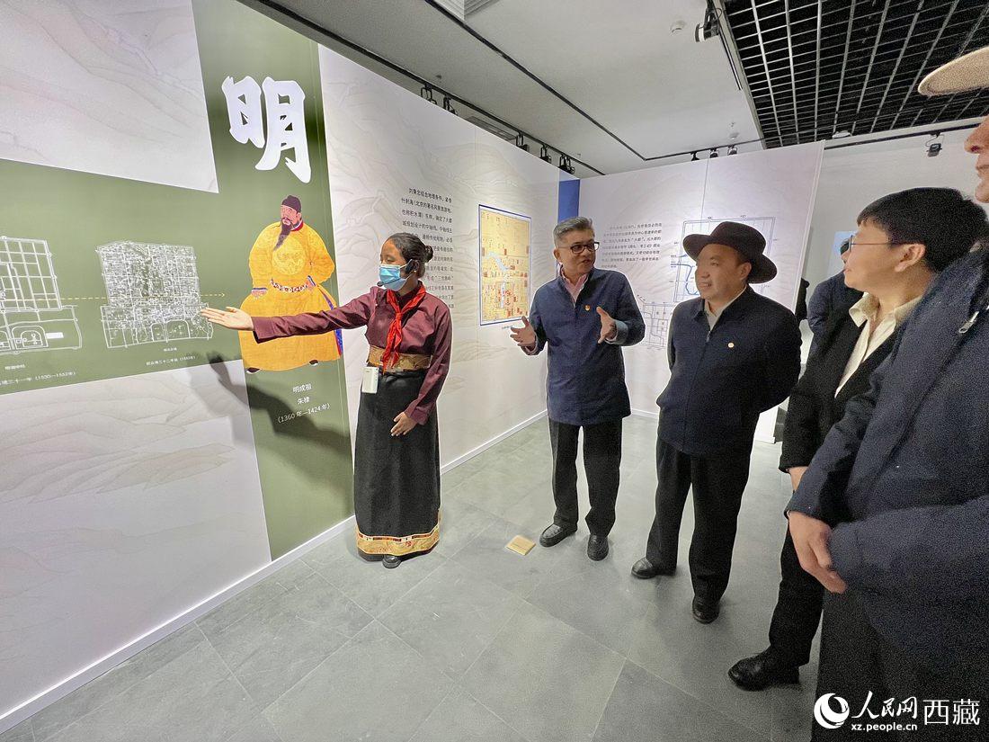 拉薩市北京實(shí)驗(yàn)中學(xué)的學(xué)生講解員進(jìn)行講解。人民網(wǎng) 次仁羅布攝