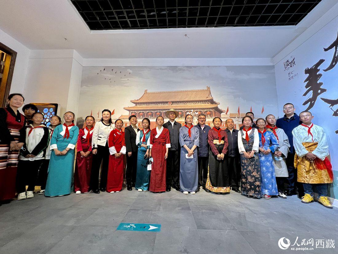 合影留念。人民網(wǎng) 次仁羅布攝