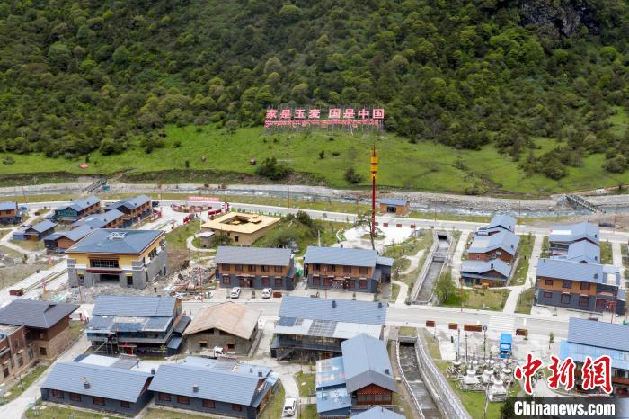 “家是玉麥 國(guó)是中國(guó)”的大字豎立在玉麥鄉(xiāng)旁的山腳上。　楊華峰 攝