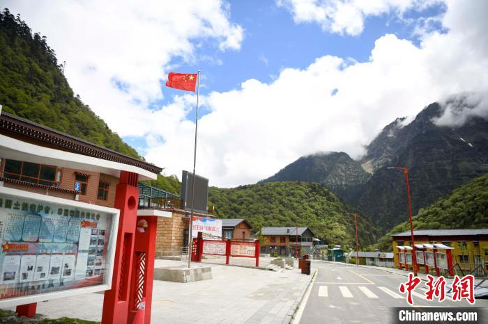 玉麥鄉(xiāng)內(nèi)道路變成了硬化路?！钊A峰 攝