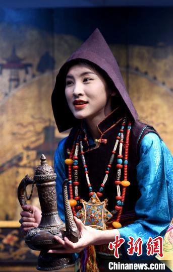 圖為西藏自治區(qū)級非遺項目——山南浪卡子縣的羊卓服飾。　李林 攝