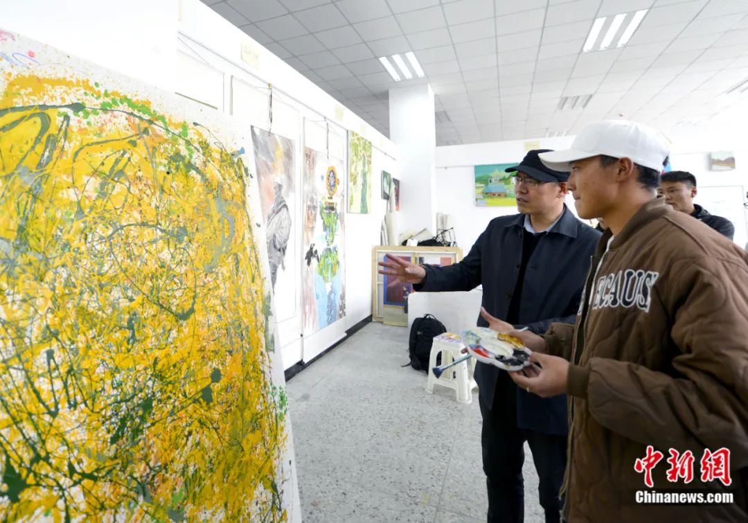 劉洋在課堂上指導(dǎo)學(xué)生繪畫技巧。<a target='_blank' href='/'><p  align=