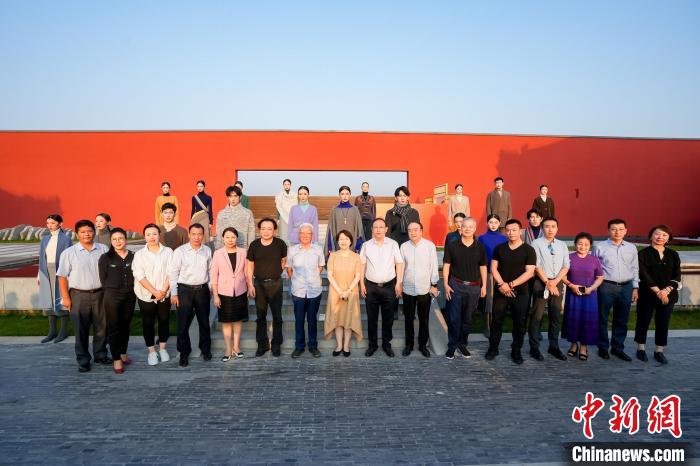 近40套藏式針織系列時裝亮相2022北京時裝周。　北京時裝周供圖
