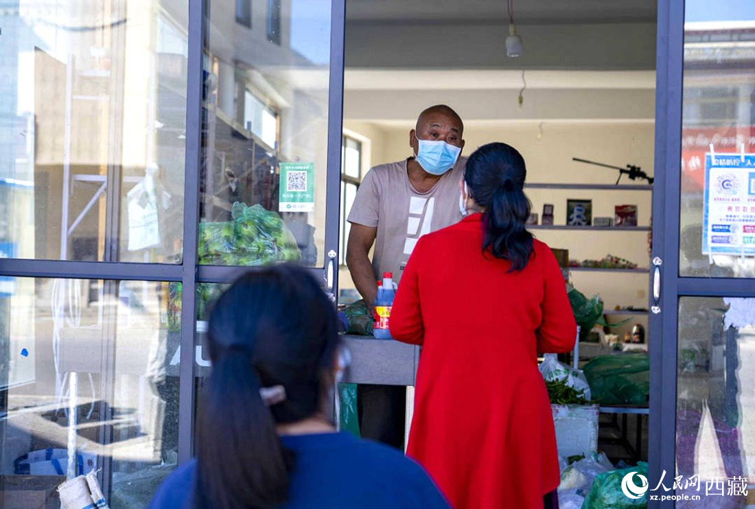 市民們有序排隊(duì)購買早餐。人民網(wǎng) 次仁羅布攝