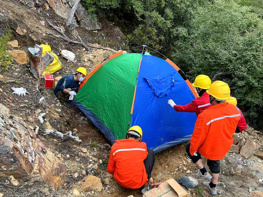 9月15日，電力施工人員正在施工點(diǎn)附近搭建暫居帳篷。白瑪多吉攝