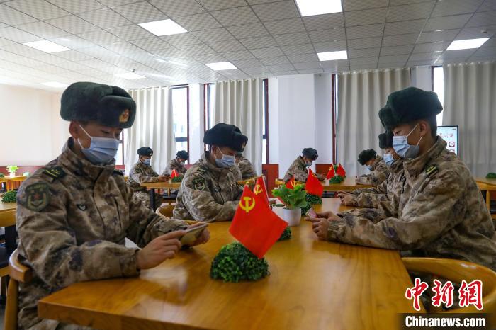 圖為阿里軍分區(qū)某邊防團組織官兵通過手機收聽收看二十大開幕盛況?！詵|供圖