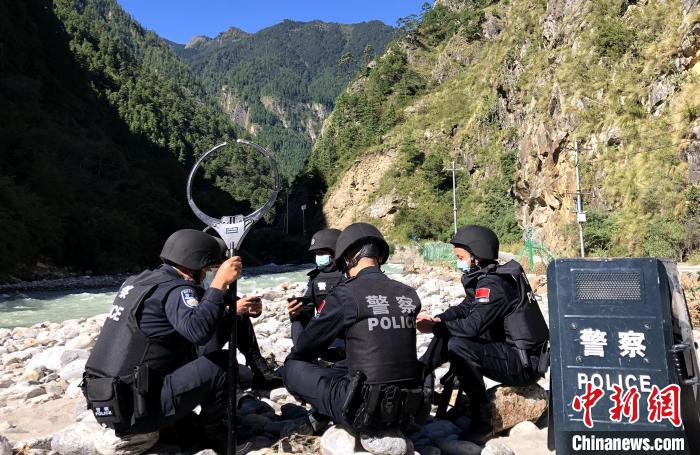 圖為西藏吉隆出入境邊防檢查站移民管理警察在中尼邊境巡邏途中收看二十大開幕直播?！」陆y(tǒng) 攝