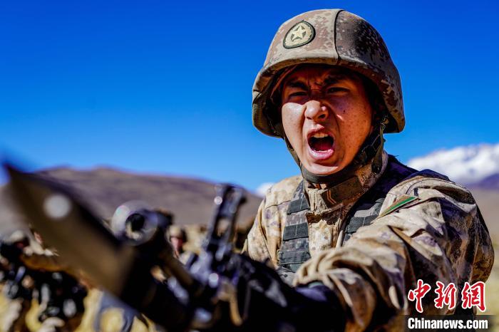 官兵正在進(jìn)行刺殺操訓(xùn)練。　西藏山南軍分區(qū)某團(tuán)供圖