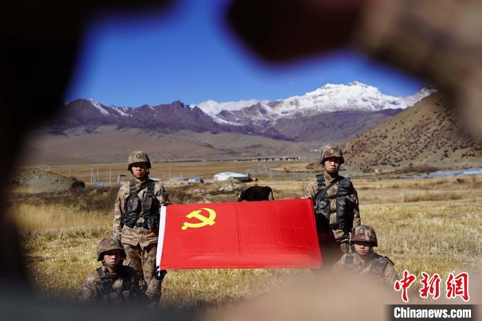 指導(dǎo)員楊磊帶領(lǐng)官兵重溫入黨誓詞?！∥鞑厣侥宪姺謪^(qū)某團(tuán)供圖