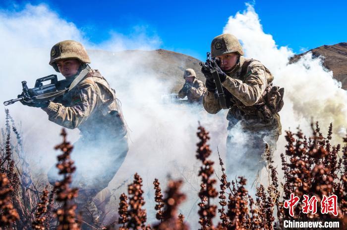 官兵正在進(jìn)行戰(zhàn)術(shù)綜合訓(xùn)練。　西藏山南軍分區(qū)某團(tuán)供圖