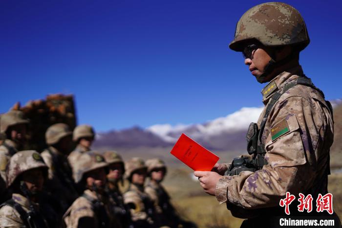 訓(xùn)練間隙，楊磊正在為官兵作宣講。　西藏山南軍分區(qū)某團(tuán)供圖