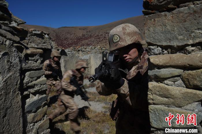 官兵正在進(jìn)行戰(zhàn)術(shù)綜合訓(xùn)練。　西藏山南軍分區(qū)某團(tuán)供圖