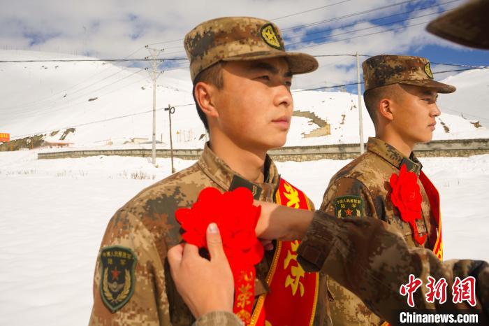 退伍老兵合照留念?！∥鞑厣侥宪姺謪^(qū)某團供圖