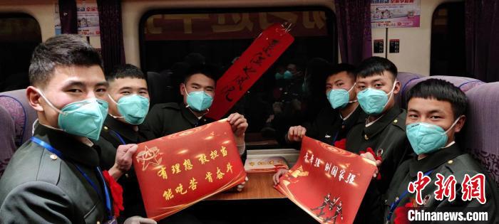 退伍老兵在退伍專列上合影留念。　西藏山南軍分區(qū)某團供圖