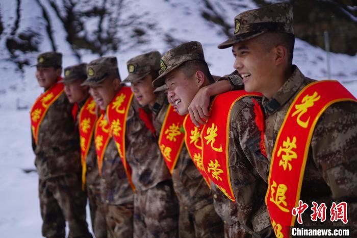 退伍老兵合照留念?！∥鞑厣侥宪姺謪^(qū)某團供圖