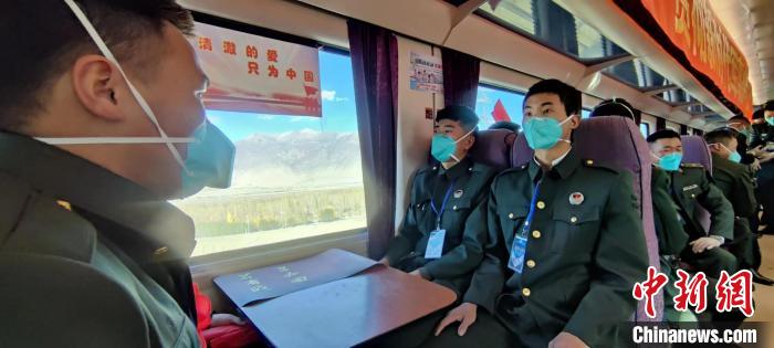 退伍老兵乘坐在退伍專列?！∥鞑厣侥宪姺謪^(qū)某團供圖