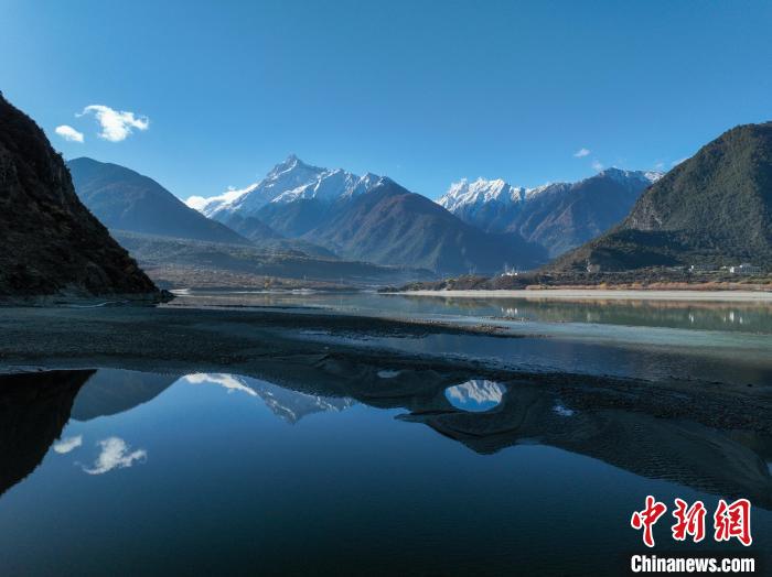 西藏林芝雅魯藏布江和遠處的雪山?！《拘?攝