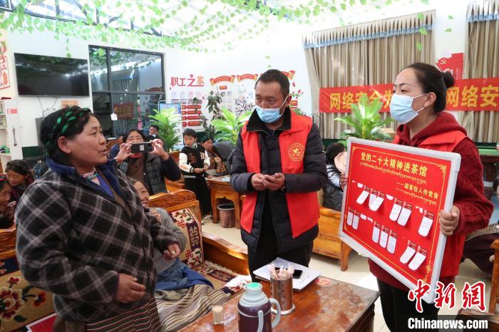 圖為瓊結縣村民參與問答。　倫珠澤仁 攝