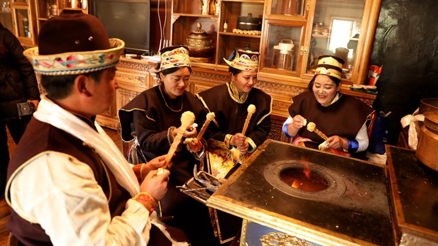  烤“結達”（由牛奶、酥油、細奶渣和糖調(diào)和而成）。