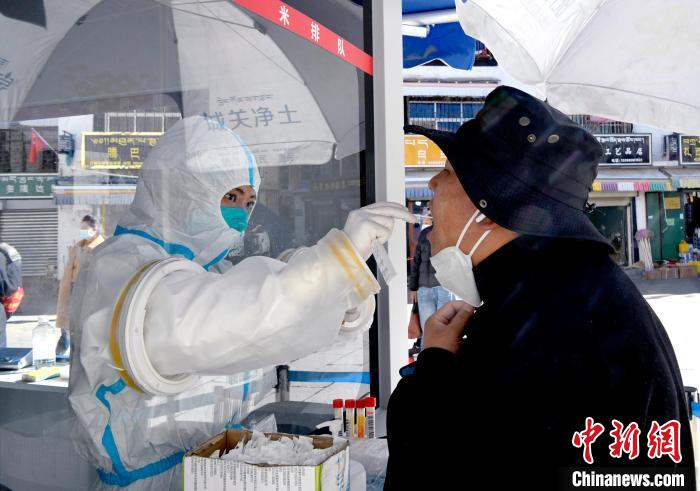12月7日，拉薩市民正在進行核酸檢測?！±盍?攝