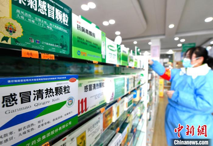 12月7日，拉薩宇拓路一藥店工作人員正在整理店內的感冒類藥品?！±盍?攝