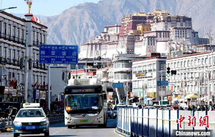 12月7日，一輛公交車從拉薩市城關區(qū)北京東路駛過?！±盍?攝